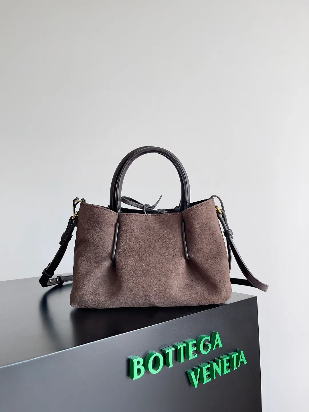 Batch 1660 BOTTEGA VENETA 2025 new product pinacoteca has super soft leather, and the weaving function, practicality and relaxed fashion sense have not fallen behind❤️‍🔥Amway has given sisters a must-have bag when going out. The size of the bag also accurately meets the commuting needs of urban beauties. It can accommodate mobile phones, keys, lipstick, powder, sunscreen, shopping bags...all of it! ! ! 🔥The capacity should not be underestimated~ It does not choose people, clothes, or occasions. With its majestic curved outline, exquisite woven texture, delicate edges and rounded handles, this woven vegetable basket bag truly achieves the goal of "dressing up and being fashionable without getting in the way"~ Are you interested in Jimei? Style number: 819004 Size: 24*15*12cm